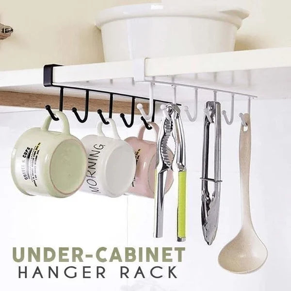 Kleiderbügel unter dem Schrank