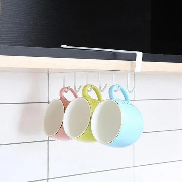 Kleiderbügel unter dem Schrank