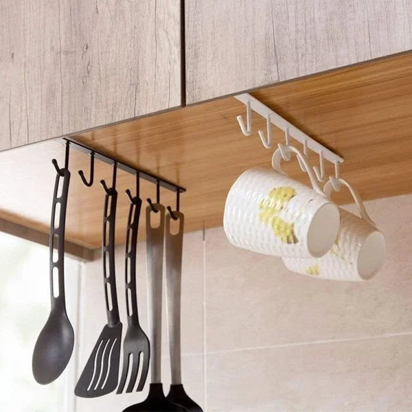 Kleiderbügel unter dem Schrank